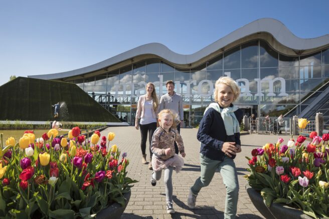 Madurodam Voorjaarskit Bloemen gezin bij voorkant Madurodam