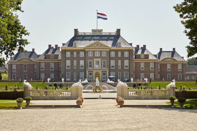 Vanuit de tuin foto paleis het loo