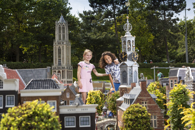 Oude stad met kinderen LR