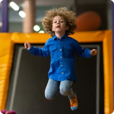 Jongetje op trampoline